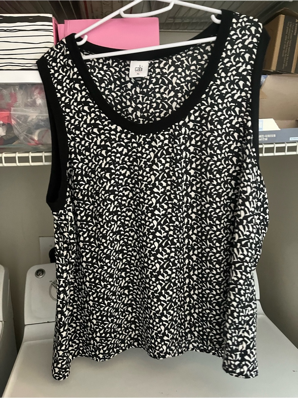 Cabi Black & White patterned sleeveless blouse size XL